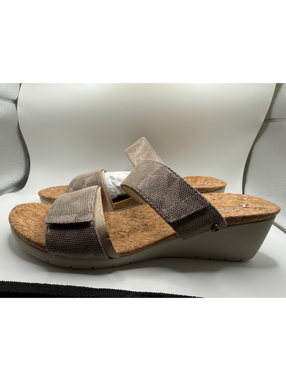 Revere Women’s 9 Sorrento Sandal in Champagne